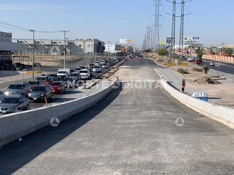 Avanza Colado De Losas De Concreto En Lo Alto Del Puente De Las Torres