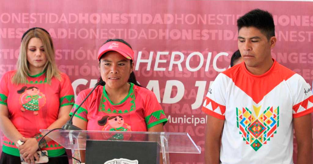 Lorena la ultramaratonista Rarámuri lanza su línea de ropa en Juárez