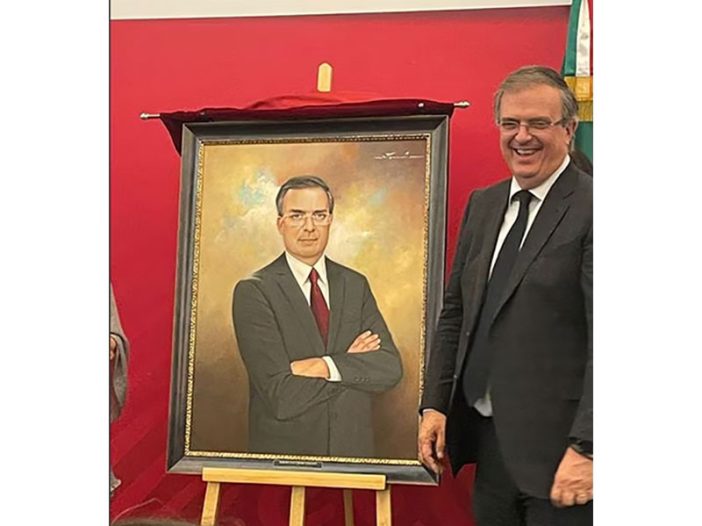 Develan Retrato Y Entre Aplausos Se Despide Ebrard De La SRE Norte De