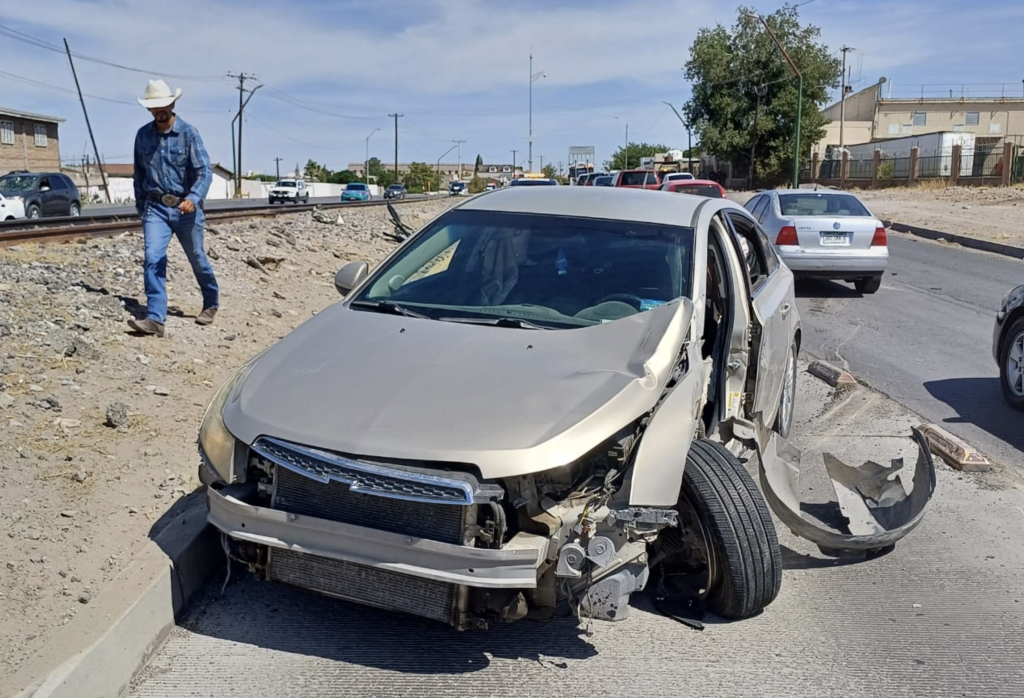 Invade Carril Del Confinado Y Lo Choca Una Patrulla Estatal Termina