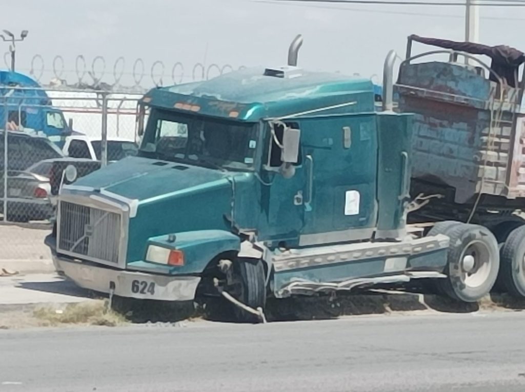 VIDEO y FOTOS Deja encontronazo entre un tráiler y un auto a una