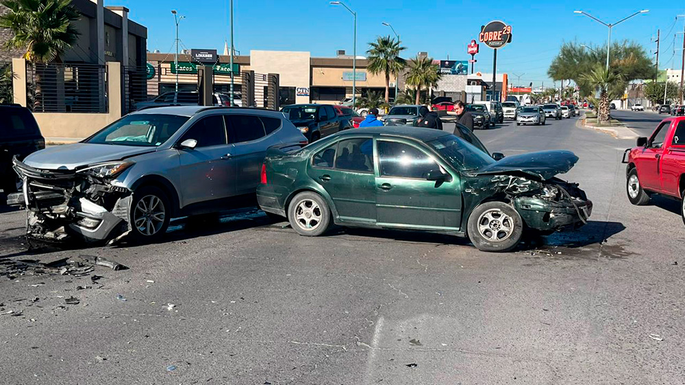 VIDEO y FOTOS Choque entre vehículo y camioneta genera caos vial en la