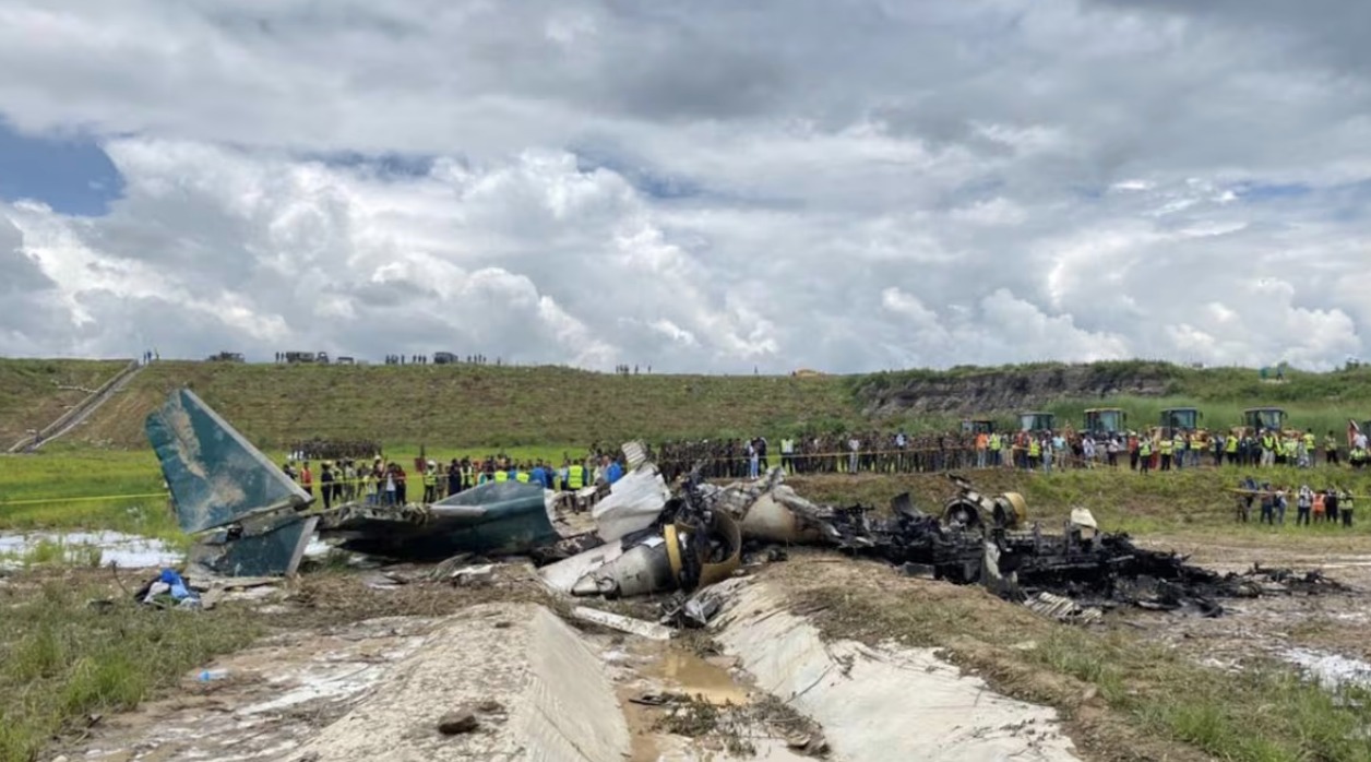 Avión se sale de la pista y se estrella en Katmandú Nepal hay 18