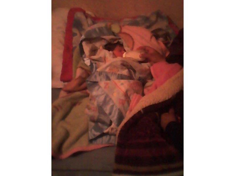 Bebe abandonado en unas tapias