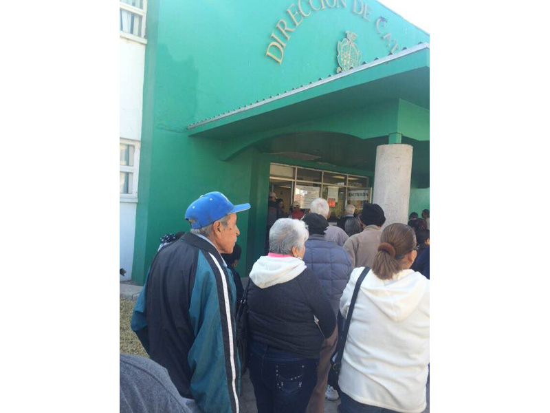 Adultos mayores en las fila de catastro