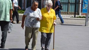 Adultos mayores; mujeres