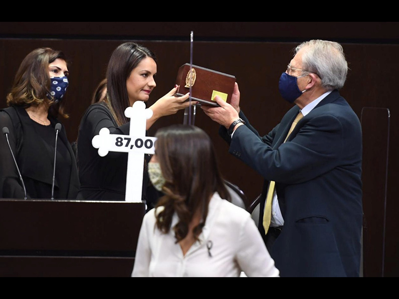 diputada entrega urna a secretario de salud