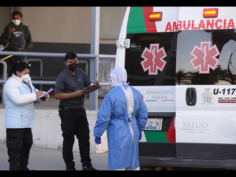 Guardia recibe a paramédicos en el Hospital General