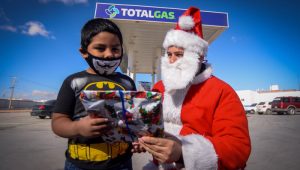 Entrega de juguetes por Navidad en TotalGas de Santiago Troncoso