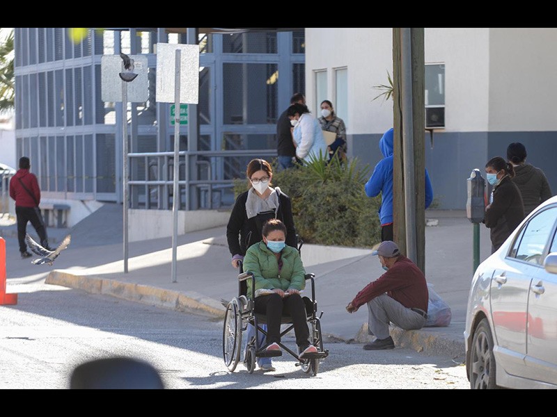 Paciente llega en silla de ruedas al Hospital General.