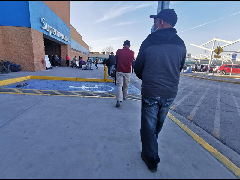 Sana distancia: Clientes haciendo fila para entrar a supermercado