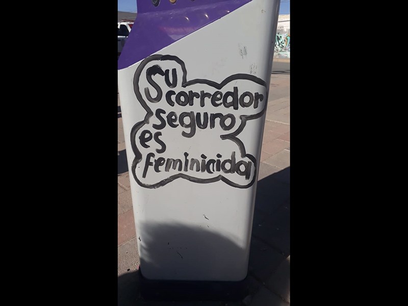 "Su corredor es feminicida", marcan grupos en estructuras del corredor seguro, durante la conmemoración del asesinato de Isabel Cabanillas