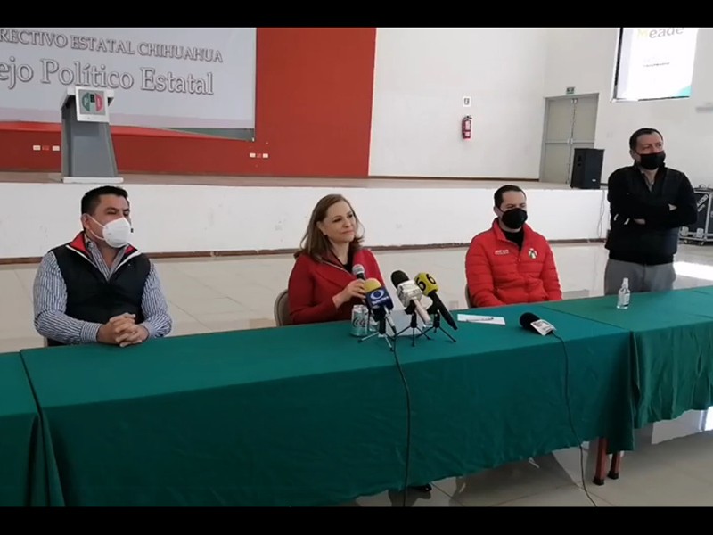 Graciela Ortiz en el anuncio de su precandidatura por el PRI