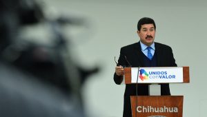 Javier Corral lanzó una indirecta a Maru Campos durante un discurso en Ciudad Juárez