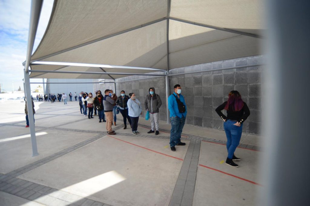 Fila de personas afuera de las oficinas de Gobierno del Estado, en el antiguo Pueblito Mexicano