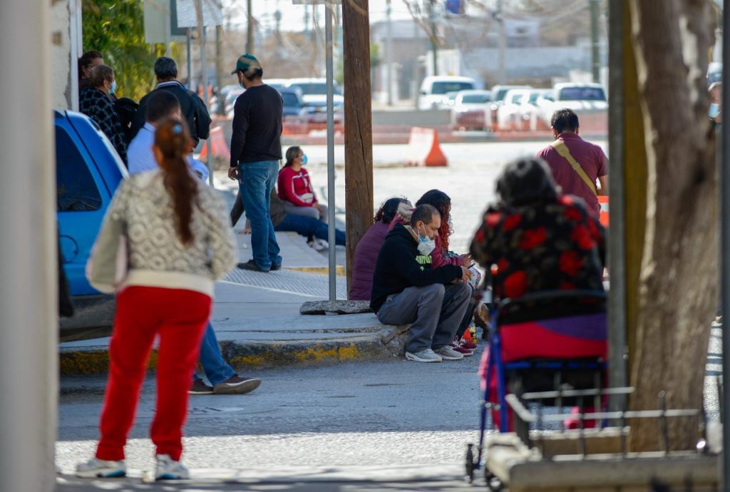 Personas en las cercanías del área Covid Hospital General