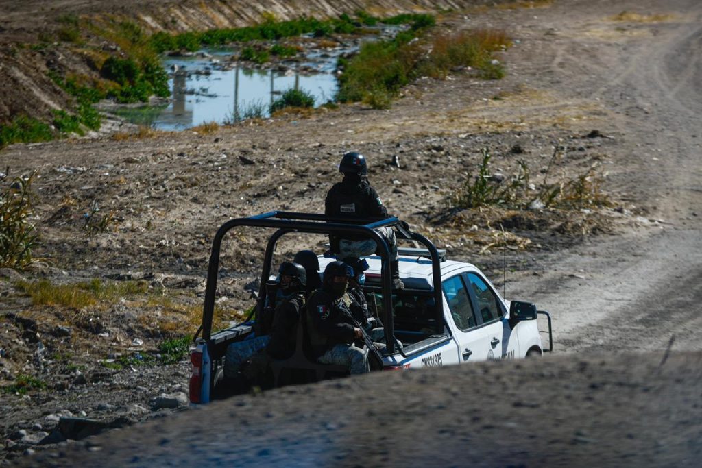 Agentes mexicanos patrullar para impedir cruce de migrantes