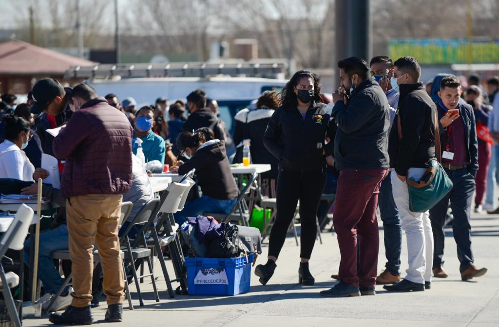 Gente en fila para solicitar empleo en maquiladoras