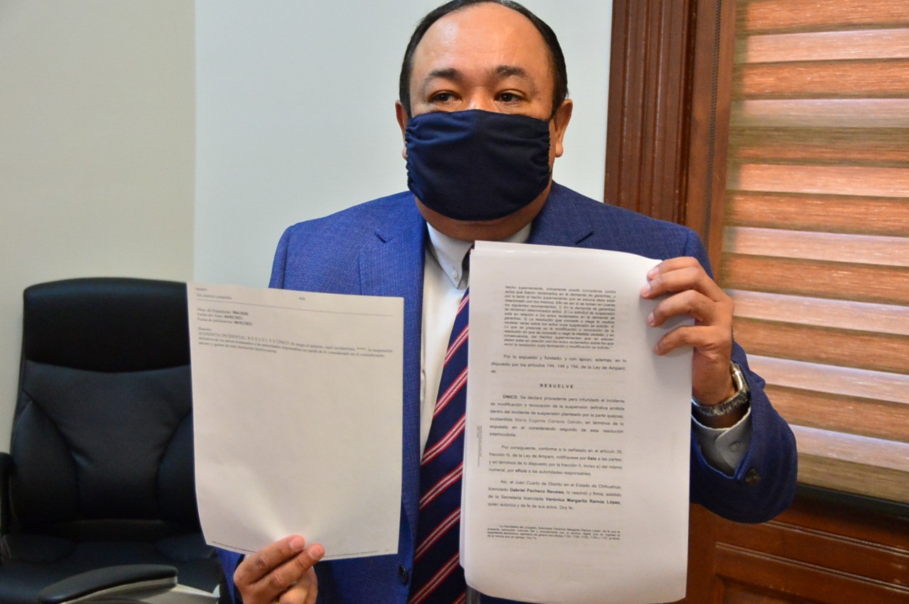 Jorge Espinoza con el dictamen que negó el amparo a César Duarte