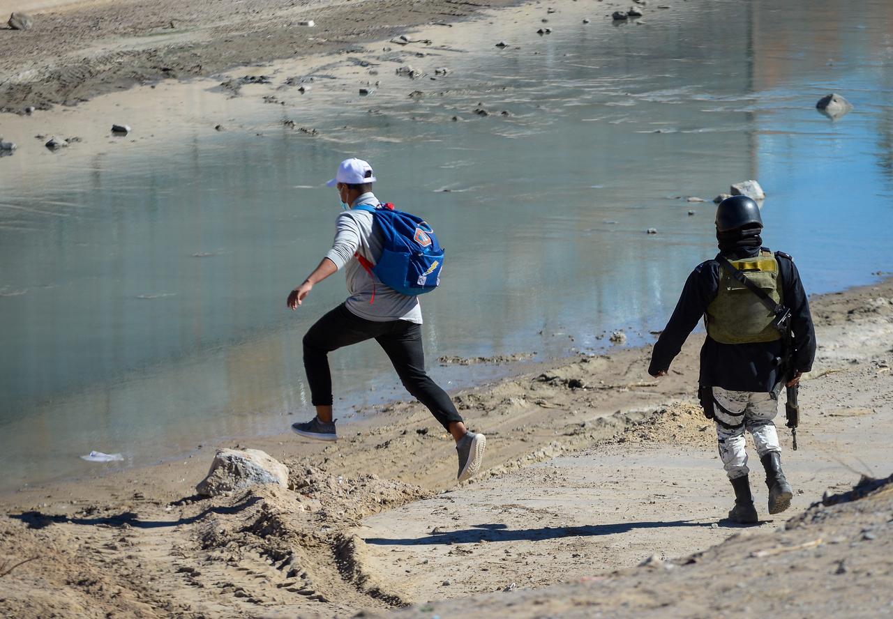 Cruces: Migrante cruza el río Bravo frente a elemento de la Guardia Nacional