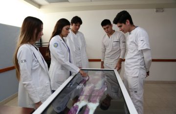 Alumnos de la UACJ con la Anatomage Table