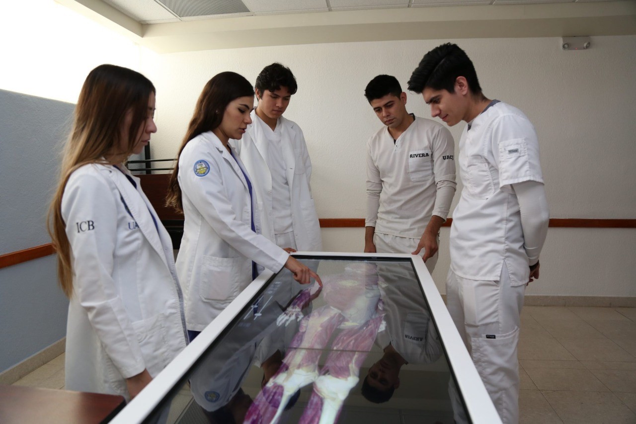 Alumnos de la UACJ con la Anatomage Table