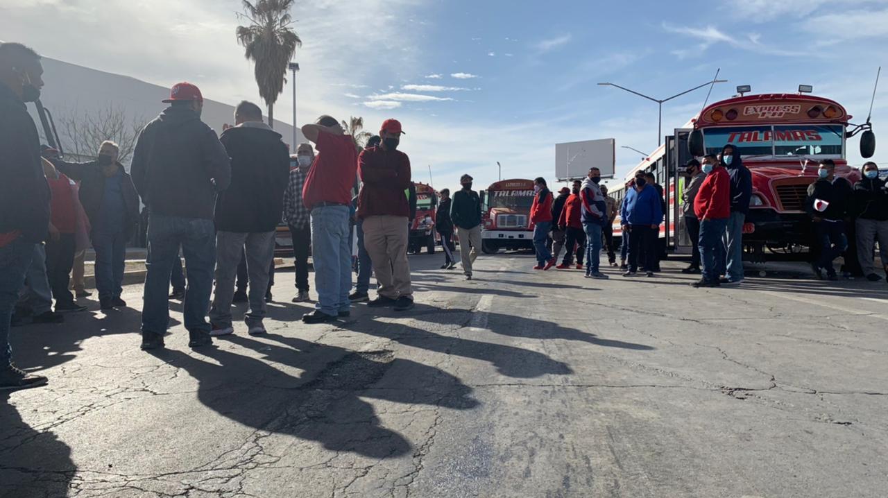 Transportistas protestaron ayer porque supuestamente la empresa Colectivos de Juárez realmente proviene de Monterrey