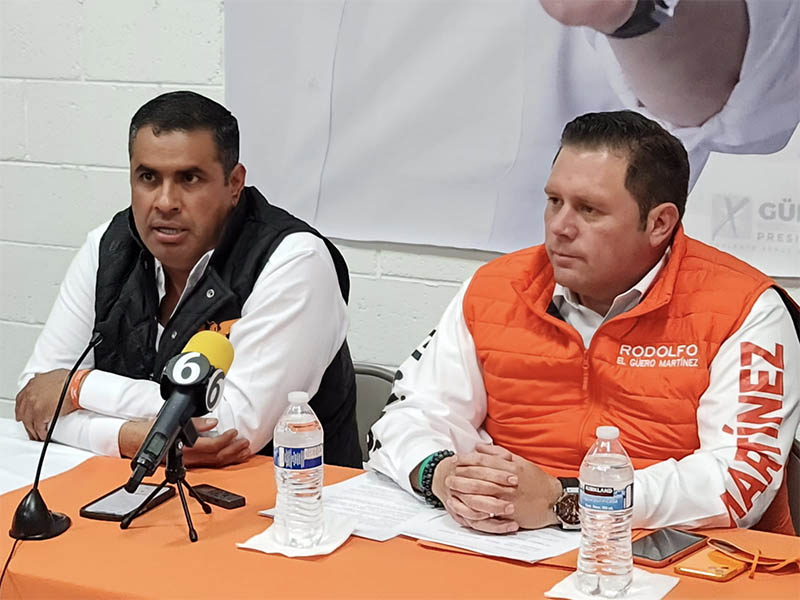 Alfredo "el Caballo" Lozoya acompañó al Güero Martínez en el evento
