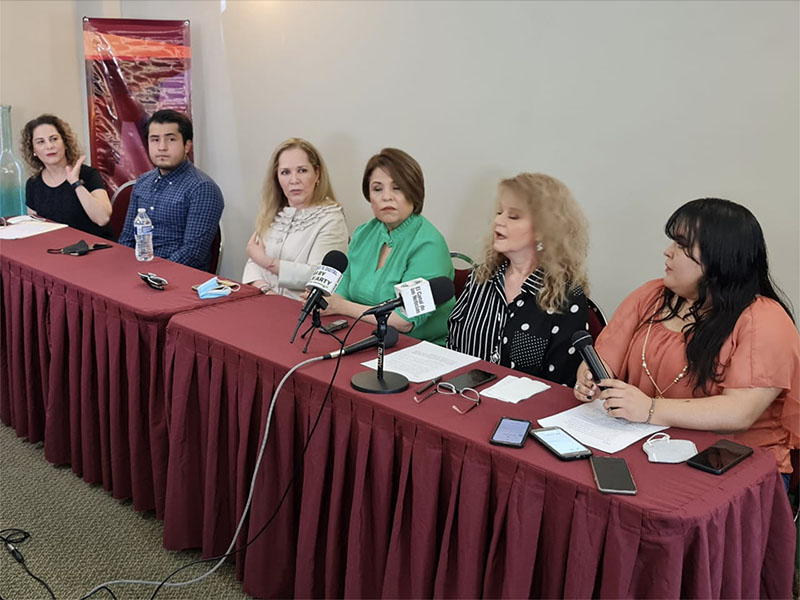 Adriana Fuentes y representantes locales de México Libre