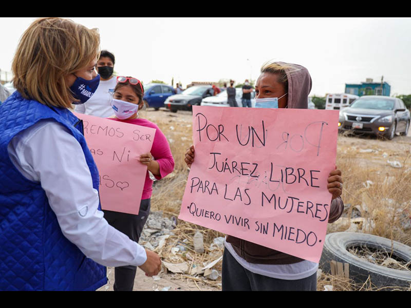 Mujeres se manifiestan contra la violencia ante Maru Campos