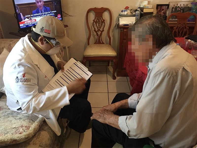 Médico del Municipio atiende a adulto mayor