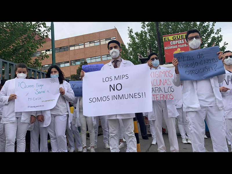 Protesta de médicos internos por falta de vacuna Covid