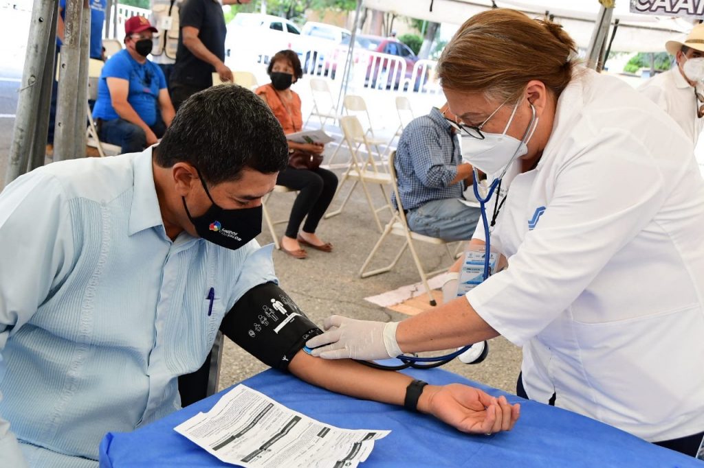 El gobernador Javier Corral durante la toma de presión, antes de recibir la vacuna
