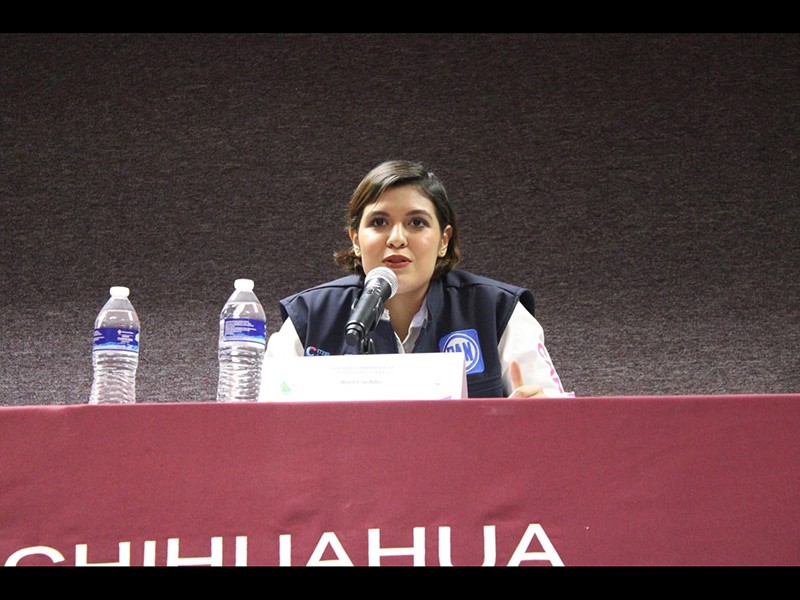 Itzel Castillo durante su participación en el Seminario Permanente de Estudios Electorales de la Uach
