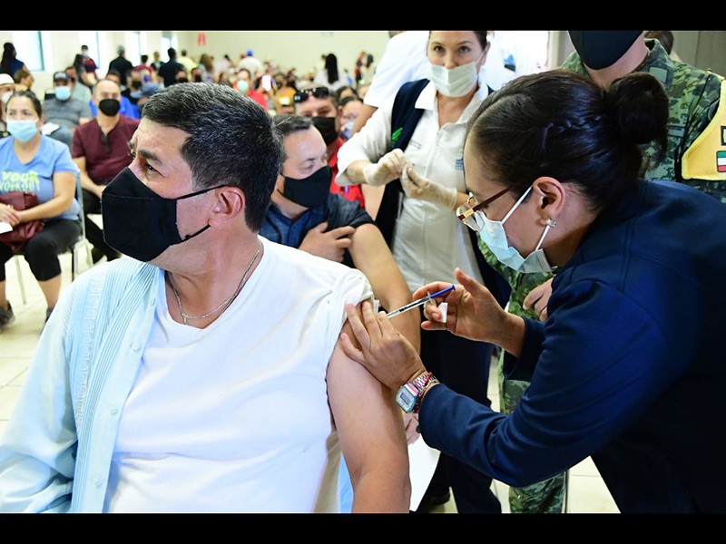 Javier Corral recibe la vacuna contra el coronavirus