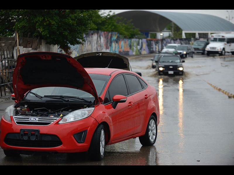 A raíz de las acumulaciones de agua que dejaron las lluvias, algunos vehículos sufrieron descomposturas. / Foto: José Zamora