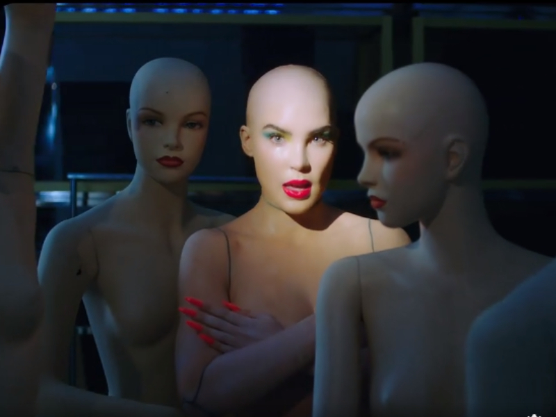 Belinda se convierte en un maniquí