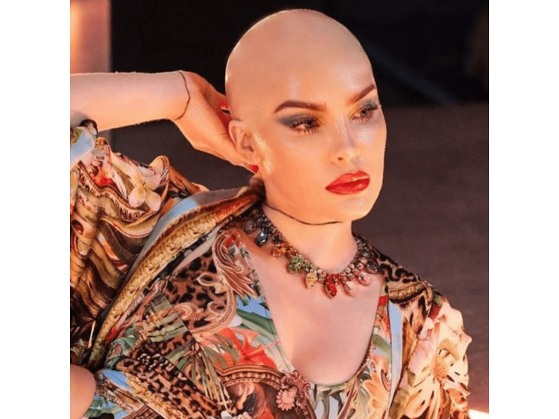 Belinda se convierte en un maniquí