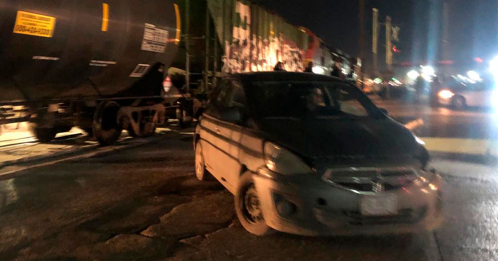 Automovilista intenta ganarle el paso al tren y es arrastrado