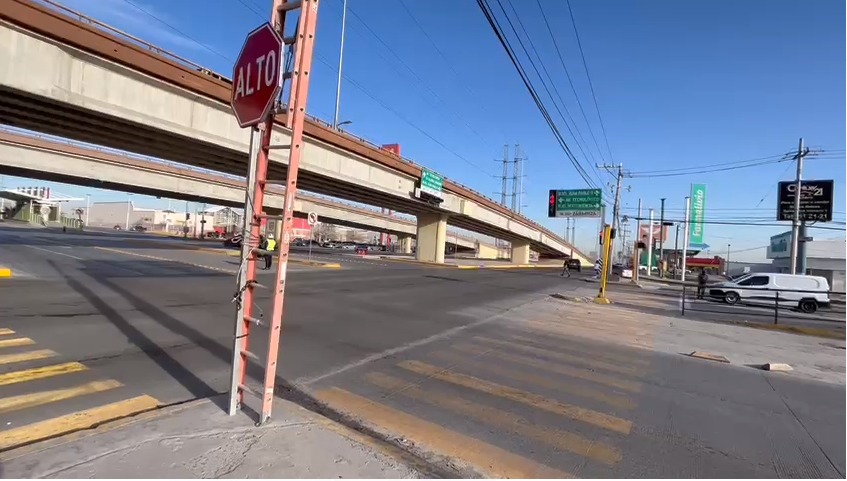 Vecinos sostienen un poste de luz con una escalera y palos para que no se  caiga