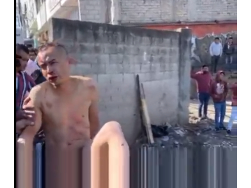 VIDEO: They strip and throw an alleged thief into a sewage canal