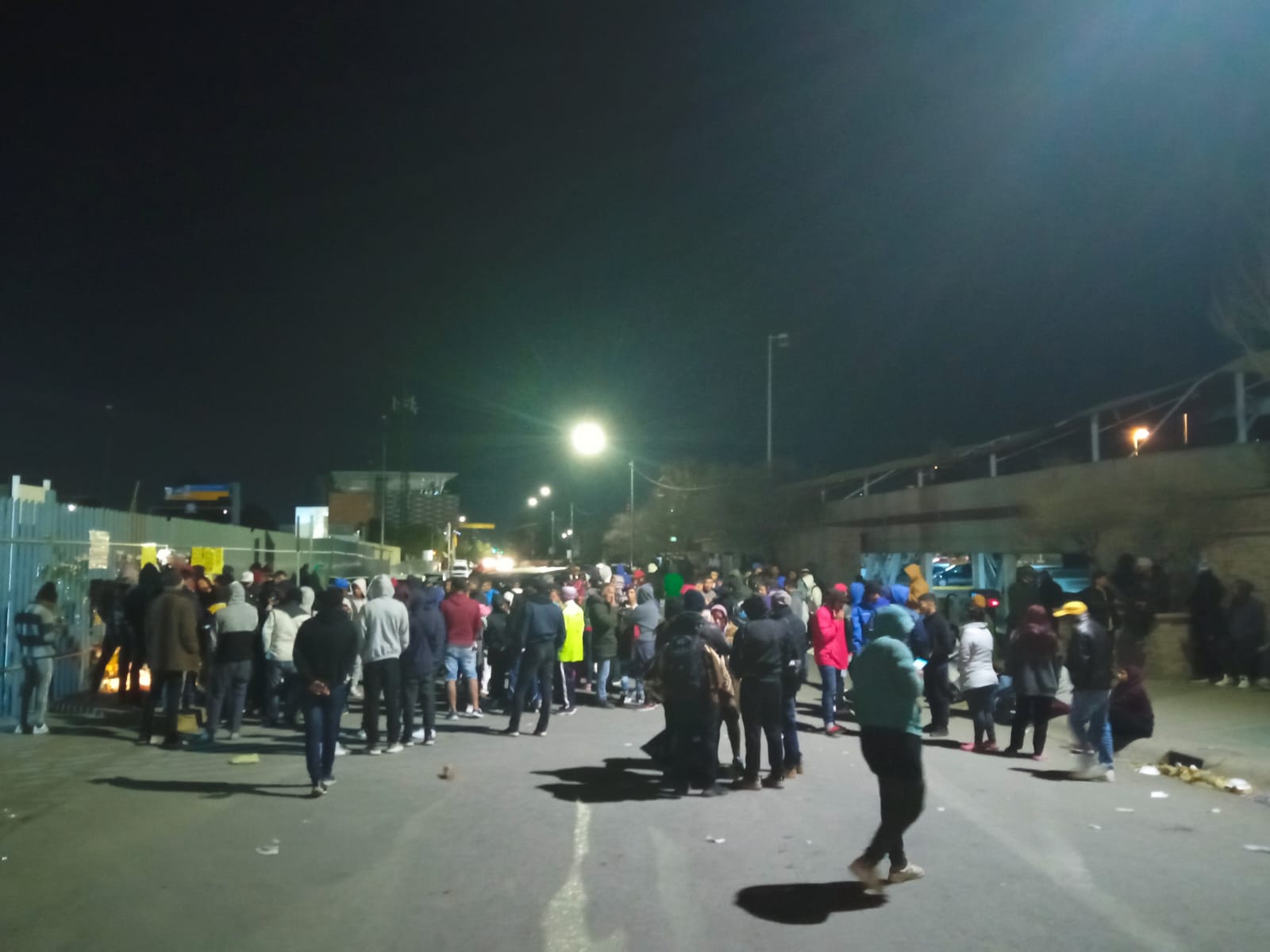 FOTOS: Dormirán migrantes afuera del INM; agentes estadounidenses y de  Juárez en alerta - Norte de Ciudad Juárez