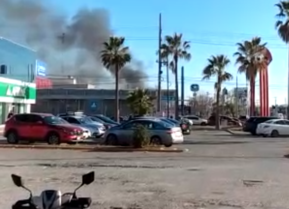  Video  Se incendia camioneta en plaza de la López Mateos