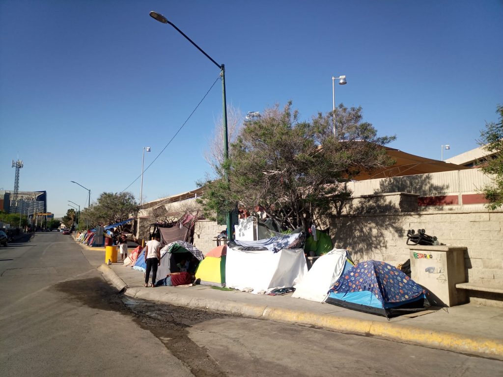 Campamento de migrantes luce tranquilo a un mes de la tragedia y crece ...