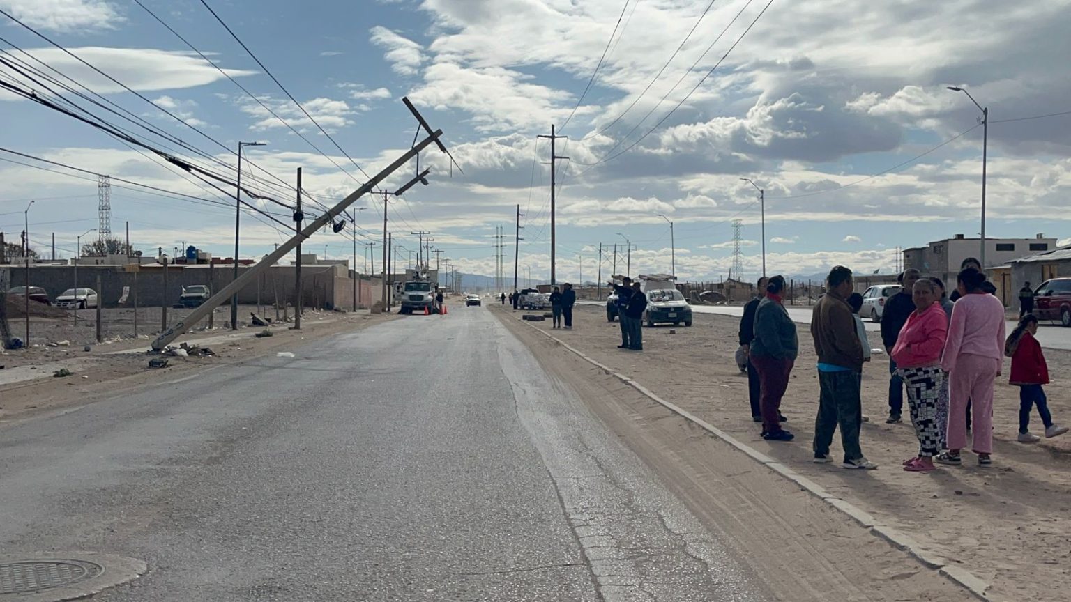 VIDEO Y FOTOS: Choque de automóvil contra poste deja sin luz a dos ...