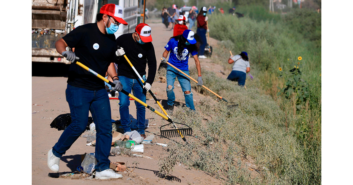 Environmentalists clean the riverbank to turn it into a space of coexistence and harmony