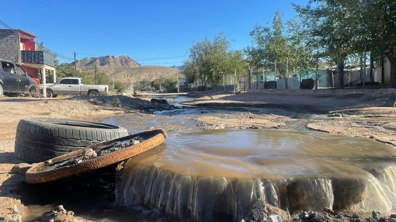 Tubería rota y drenaje colapsado mantiene encharcadas calles del