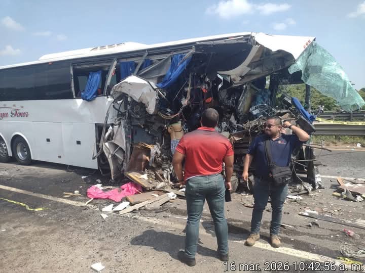 Mueren tres juarenses en choque de autobús contra tráiler en Veracruz ...