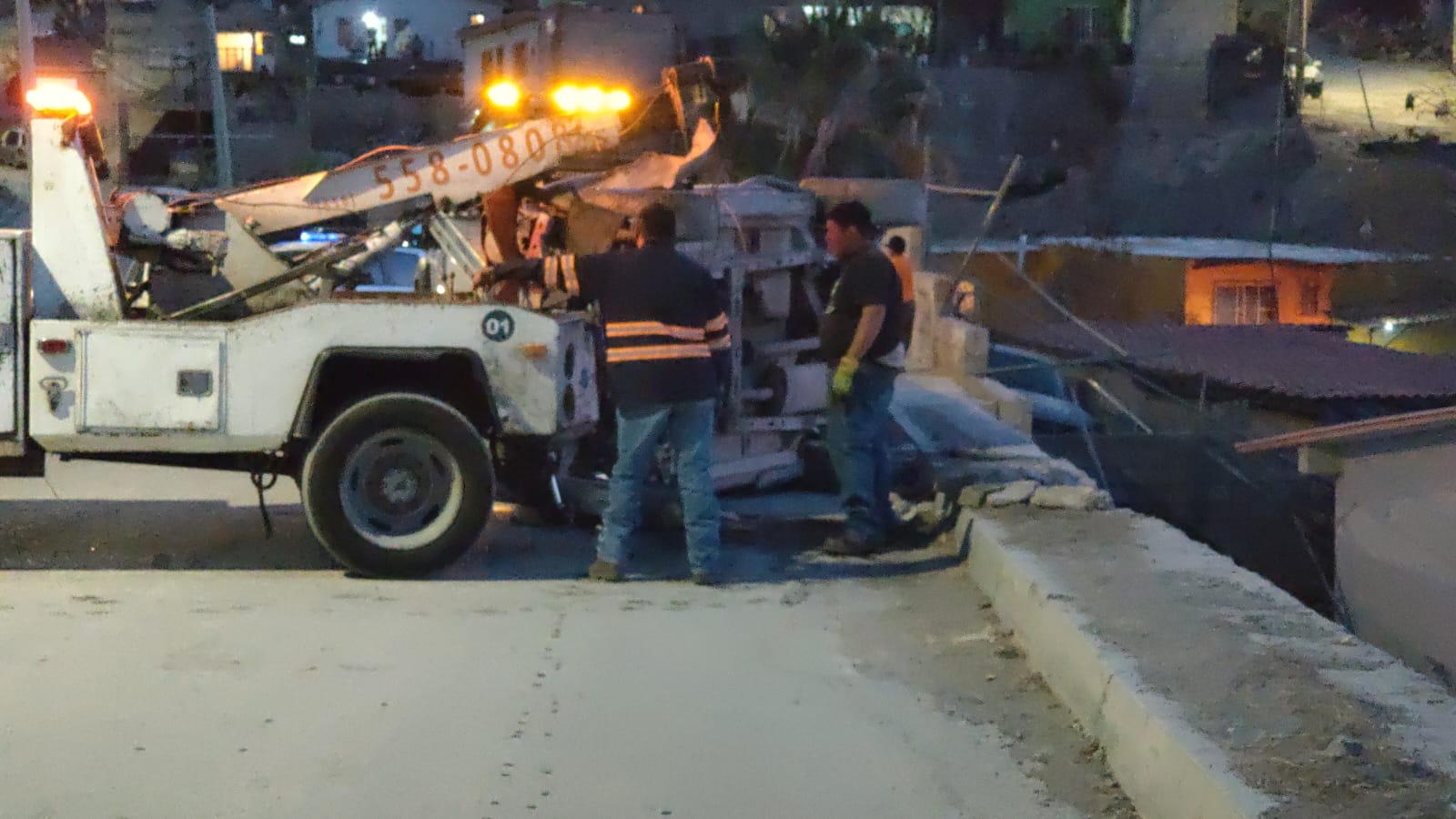 Camioneta cae al patio de primaria en la Nueva Galeana