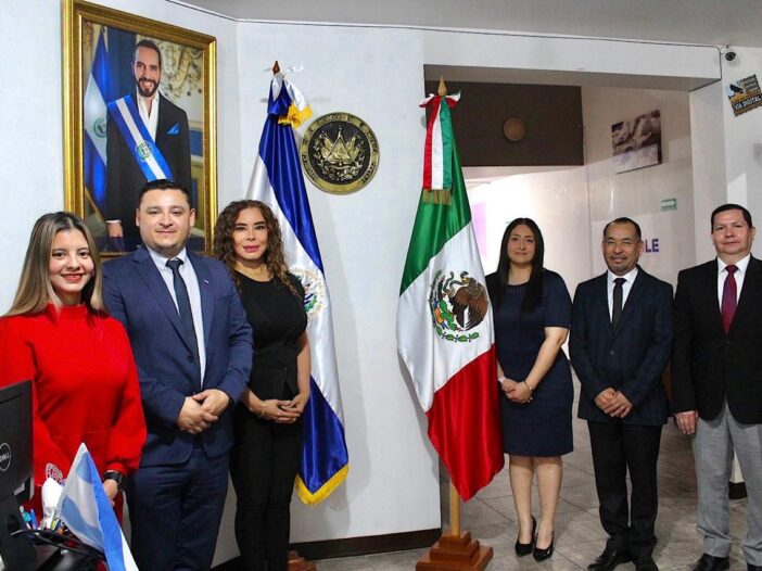 María Antonieta Pérez Reyes y cónsules